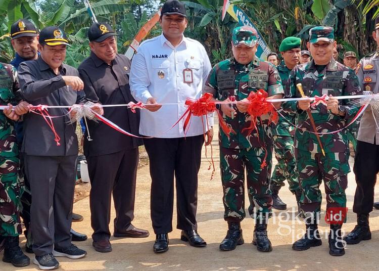 Wakil Bupati Jepara, M. Ibnu Hajar (Gus Hajar), saat ikut meresmikan infrastruktur jalan yang dibangun melalui program TMMD Reguler ke-124 di Desa Kecapi, Kecamatan Tahunan, Kabupaten Jepara, pada Rabu, 4 Juni 2025. (Tomi Budianto/Lingkarjateng.id)