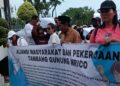 Sejumlah warga pro tambang Gunung Mrico di Desa Sumberrejo, Kecamatan Donorojo, membentangkan spanduk tuntutan saat demo di depan Kantor Bupati Jepara pada Selasa, 10 Juni 2025. (Tomi Budianto/Lingkarjateng.id)