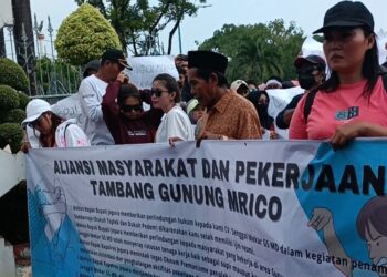 Warga Pro Tambang Sumberrejo Demo di Kantor Bupati Jepara, Ini Tuntutannya 28 Sejumlah warga pro tambang Gunung Mrico di Desa Sumberrejo, Kecamatan Donorojo, membentangkan spanduk tuntutan saat demo di depan Kantor Bupati Jepara pada Selasa, 10 Juni 2025. (Tomi Budianto/Lingkarjateng.id)