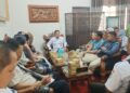 Dinas Perindustrian dan Perdagangan (Disperindag) Kabupaten Jepara saat menggelar pertemuan dengan pengelola parkir dan pedagang kaki lima (PKL) di kantor setempat pada Rabu, 11 Juni 2025. (Tomi Budianto/Lingkarjateng.id)