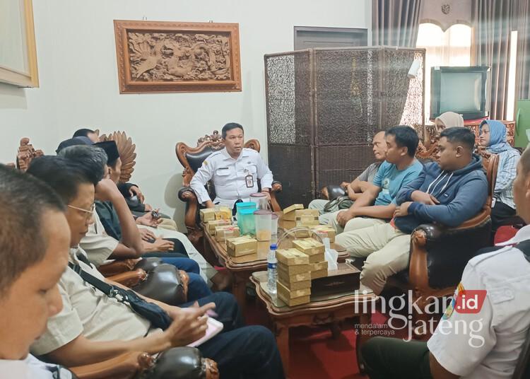 Dinas Perindustrian dan Perdagangan (Disperindag) Kabupaten Jepara saat menggelar pertemuan dengan pengelola parkir dan pedagang kaki lima (PKL) di kantor setempat pada Rabu, 11 Juni 2025. (Tomi Budianto/Lingkarjateng.id)