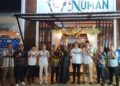 Bupati dan Wakil Bupati Jepara, Witiarso Utomo dan M. Ibnu hajar, berfoto bersama sejumlah tokoh usai meresmikan Pondok Makan Numan di Jalan Raya Jepara-Bangsri KM 3 Desa Mulyoharjo, Kecamatan Jepara, pada Rabu malam, 11 Juni 2025. (Tomi Budianto/Lingkarjateng.id)