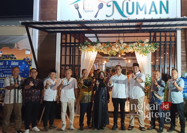 Bupati dan Wakil Bupati Jepara, Witiarso Utomo dan M. Ibnu hajar, berfoto bersama sejumlah tokoh usai meresmikan Pondok Makan Numan di Jalan Raya Jepara-Bangsri KM 3 Desa Mulyoharjo, Kecamatan Jepara, pada Rabu malam, 11 Juni 2025. (Tomi Budianto/Lingkarjateng.id)
