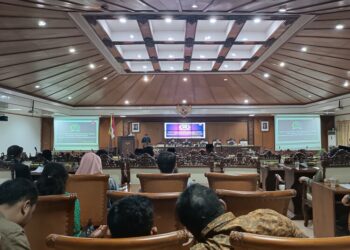 DPRD Jepara saat menggelar rapat paripurna pengambilan keputusan perubahan Kebijakan Umum Anggaran Prioritas dan Plafon Anggaran Sementara (KUA-PPAS) Tahun Anggaran 2025 di gedung dewan setempat pada Kamis, 12 Juni 2025. (Tomi Budianto/Lingkarjateng.id)