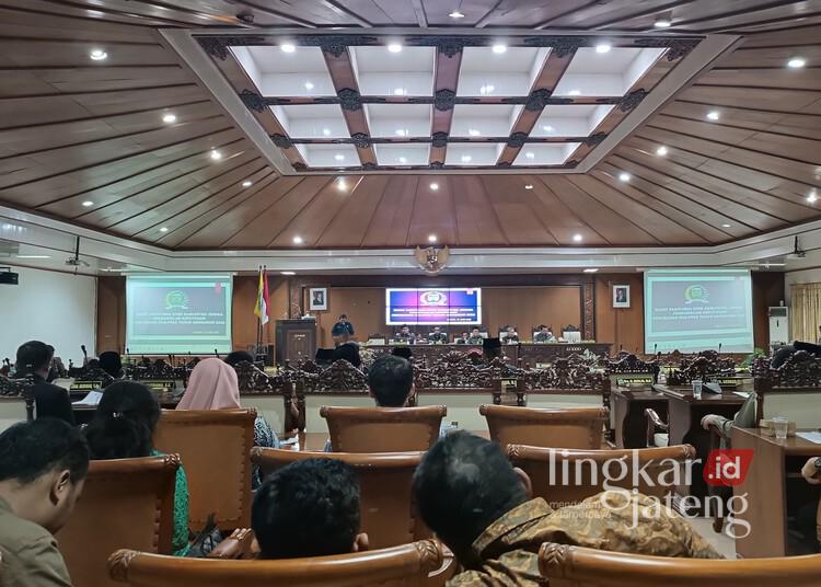 DPRD Jepara saat menggelar rapat paripurna pengambilan keputusan perubahan Kebijakan Umum Anggaran Prioritas dan Plafon Anggaran Sementara (KUA-PPAS) Tahun Anggaran 2025 di gedung dewan setempat pada Kamis, 12 Juni 2025. (Tomi Budianto/Lingkarjateng.id)