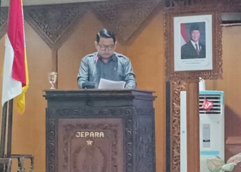 Wakil Ketua DPRD Jepara, Arizal Wahyu Hidayat, saat menyampaikan laporan Badan Anggaran DPRD Jepara dalam rapat paripurna pada Kamis, 11 Juni 2025 lalu. (Tomi Budianto/Lingkarjateng.id)