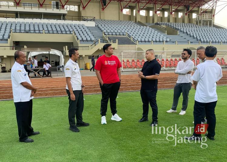 Wakil Bupati Jeapra, M. Ibnu Hajar (Gus Hajar), saat meninjau Stadion Gelora Bumi Kartinni Jepara padda Rabu, 11 Juni 2025. (Dok. Pemkab Jepara/Lingkarjateng.id)