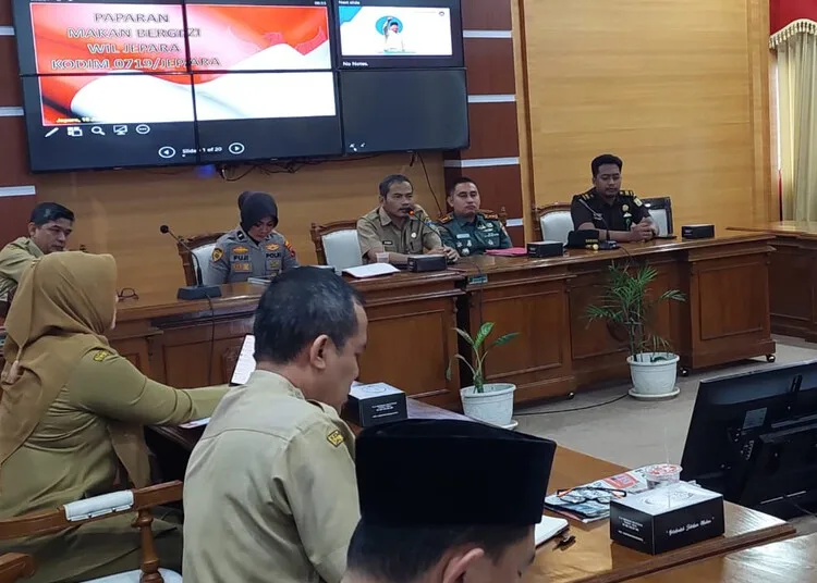 Rapat koordinasi percepatan pelaksanaan program MBG di Ruang Rapat Sosrokartono Setda Jepara pada Senin, 16 Juni 2025. (Tomi Budianto/Lingkarjateng.id)
