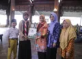 Istri Bupati Jepara, Laila Saidah Witiarso Utomo, saat menyerahkan bantuan pendidikan kepada siswa dalam Rakerda III LGNOTA Kabupaten Jepara di Pendopo Kartini pada Selasa, 17 Juni 2025. (Tomi Budianto/Lingkarjateng.id)
