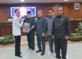 DPRD Jepara saat menyerahkan Ranperda inisiatif kepada Pemkab Jepara dalam rapat paripurna pada Rabu, 18 Juni 2025. (Tomi Budianto/Lingkarjateng.id)