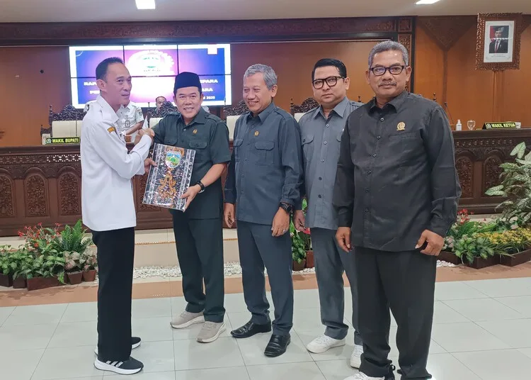 DPRD Jepara saat menyerahkan Ranperda inisiatif kepada Pemkab Jepara dalam rapat paripurna pada Rabu, 18 Juni 2025. (Tomi Budianto/Lingkarjateng.id)
