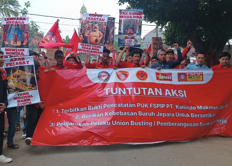 Massa buruh menggelar aksi demonstrasi di Kantor Diskopukmnakertrans Jepara pada Selasa, 24 Juni 2025. (Tomi Budianto/Lingkarjateng.id)