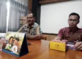 Kepala Dinas Koperasi, UKM, Tenaga Kerja dan Transmigrasi (Diskopukmnakertrans) Kabupaten Jepara, Samiaji, didampingi Kepala Bidang Tenaga Kerja, Abdul Muid, saat memberi keterangan pada Selasa, 24 Juni 2025. (Tomi Budianto/Lingkarjateng.id)