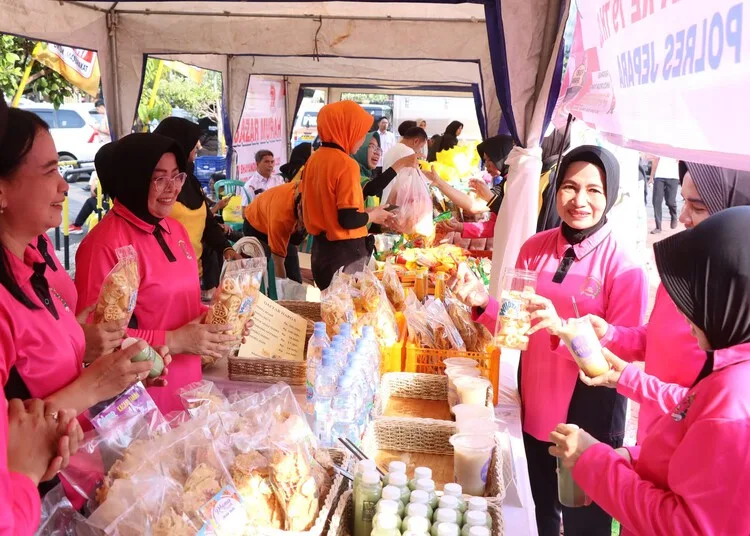 Suasana bazar UMKM dalam peringatan Hari Bhayangkara ke-79 di Mapolres Jepara pada Rabu, 25 Juni 2025. (Dok. Polres Jepara/Lingkarjateng.id)