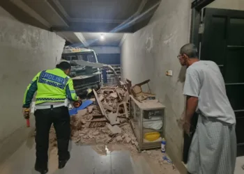 Petugas kepolisian saat melakukan olah TKP kecelakaan tunggal truk tabrak rumah warga di Desa Kriyan, Kecamatan Kalinyamatan, Kabupaten Jepara, pada Senin, 30 Juni 2025. (Tomi Budianto/Lingkarjateng.id)
