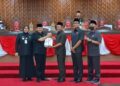 Bupati dan Wakil Bupati Semarang, Ngesti Nugraha dan Nur Arifah, menyerahkan dokumen Rancangan Perubahan KUA dan Perubahan PPAS Kabupaten Semarang Tahun 2025 kepada Pimpinan DPRD Kabupaten Semarang dalam rapat paripurna pada Sabtu, 7 Juni 2025. (Hesty Imaniar/Lingkarjateng.id)