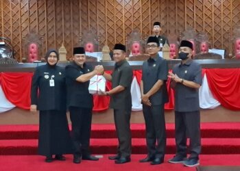 Bupati dan Wakil Bupati Semarang, Ngesti Nugraha dan Nur Arifah, menyerahkan dokumen Rancangan Perubahan KUA dan Perubahan PPAS Kabupaten Semarang Tahun 2025 kepada Pimpinan DPRD Kabupaten Semarang dalam rapat paripurna pada Sabtu, 7 Juni 2025. (Hesty Imaniar/Lingkarjateng.id)