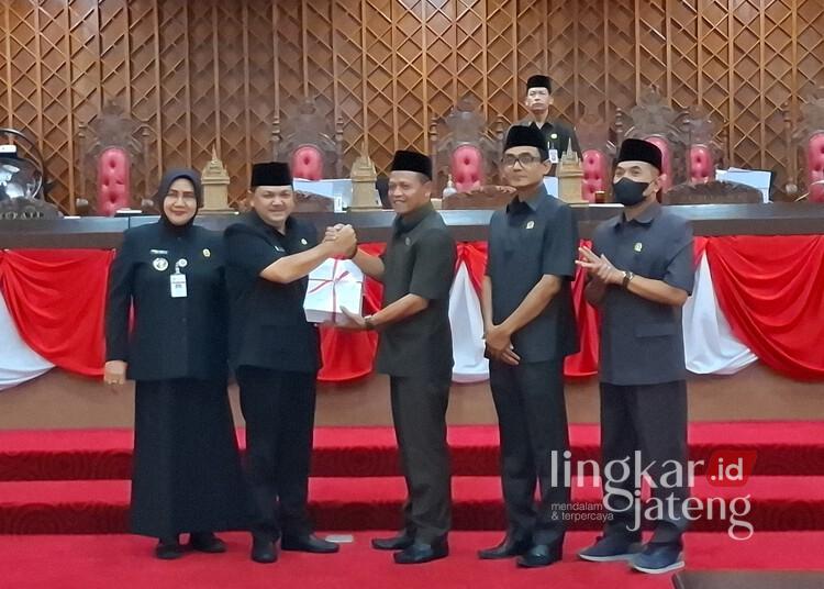 Bupati dan Wakil Bupati Semarang, Ngesti Nugraha dan Nur Arifah, menyerahkan dokumen Rancangan Perubahan KUA dan Perubahan PPAS Kabupaten Semarang Tahun 2025 kepada Pimpinan DPRD Kabupaten Semarang dalam rapat paripurna pada Sabtu, 7 Juni 2025. (Hesty Imaniar/Lingkarjateng.id)