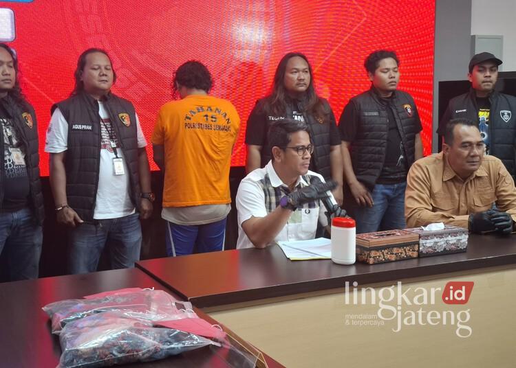 Polrestabes Semarang menghadirkan pelaku pembunuhan seorang wanita di kamar hotel Semarang dalam konferensi pers pada Rabu, 11 Juni 2025. (Syahril Muadz/Lingkarjateng.id)