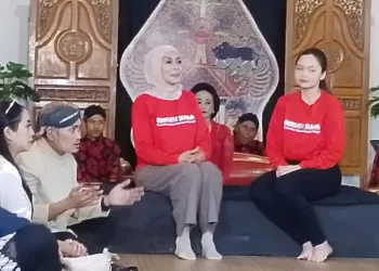 Bupati Kendal, Dyah Kartika Permanasari, didampingi putrinya, Nataya, turut serta dalam pentas seni pertunjukan di Paringgitan Rumah Dinas Bupati pada Rabu malam, 18 Juni 2025. (Arvian Maulana/Lingkarjateng.id)