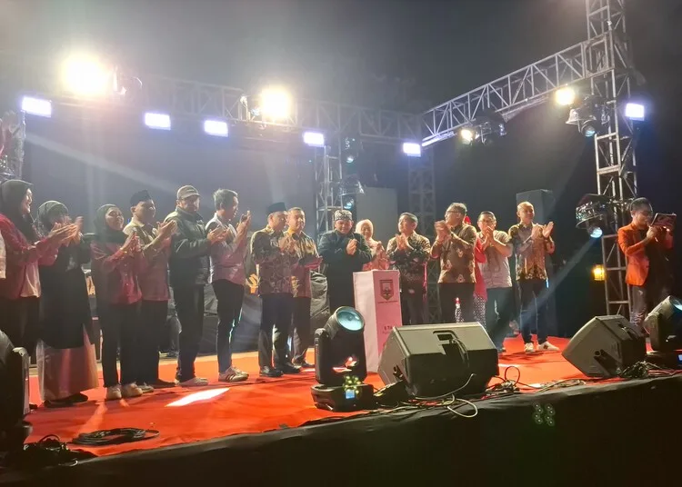 Bupati Semarang, Ngesti Nugraha, bersama jajaran Forkompimda Kabupaten Semarang saat meluncurkan sistem pembayaran QRIS dalam rangkaian Festival Gedongsongo 2025 di kawasan Candi Gedongsongo, Kecamatan Bandungan, pada Sabtu malam, 21 Juni 2025. (Hesty Imaniar/Lingkarjateng.id)