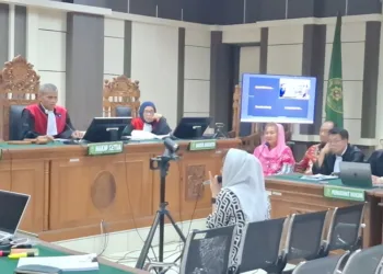 Kepala Bapenda Kota Semaeang, Indriyasari, saat menjadi saksi sidang kasus dugaan suap eks Wali Kota Semarang, Hevearita Gunaryanti Rahayu, dan suaminya, Alwin Basri, di Pengadilan Tipikor Semarang, pada Senin 30 Juni 2025. (Syahril Muadz/Lingkarjateng.id)