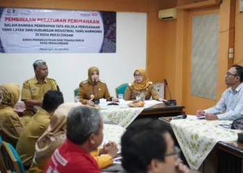 Wakil Wali Kota Pekalongan, Balgis Diab, saat memberikan arahan dalam kegiatan pembinaan penyusunan dan pembaruan peraturan perusahaan di Kantor Setda Pekalongan pada Senin, 30 Juni 2025. (Fahri Akbar/Lingkarjateng.id)