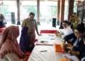 Bupati Semarang, Ngesti Nugraha, saat menyalurkan BLT DBHCHT kepada masyarakat kurang mampu di Pendopo Rumah Dinas Bupati Semarang, Ungaran, Kabupaten Semarang, Senin, 23 Juni 2025. (Dok. Diskominfo Kab. Semarang/Lingkarjateng.id)