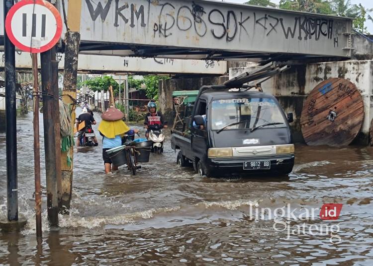 Banjir Rob di Tirto Pekalongan Tak Kunjung Surut, Warga Minta Pemda Turun Tangan 25 Pengguna jalan terpaksa melintasi genangan rob di Jalan KH Ahmad Dahlan, Kecamatan Tirto, Kabupaten Pekalongan, Sabtu, 31 Mei 2025. (Fahri Akbar/Lingkarjateng.id)