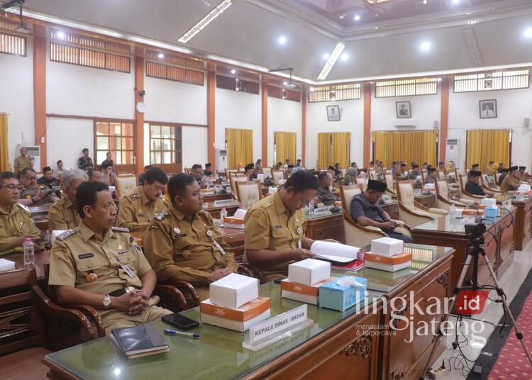 Para anggota dewan mengikuti rapat paripurna di Kantor DPRD Demak pada Senin, 2 Juni 2025. (M. Burhanuddin Aslam/Lingkarjateng.id)