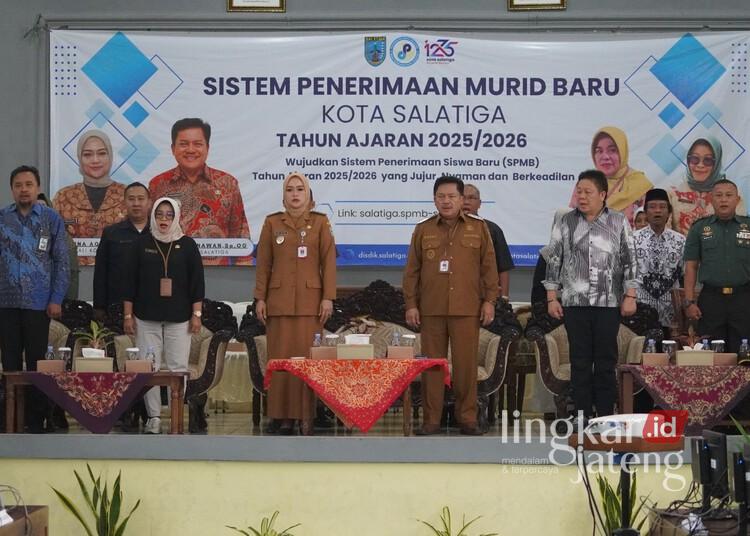 SPMB Salatiga 2025/2026 Dibuka, Wali Kota Robby Tegas Larang Kecurangan 25 Wali Kota Salatiga Robby Hernawan dan Wakil Wali Kota Salatiga Nina Agustin dalam acara pembukaan SPMB jenjang TK, SD, SMP tahun ajaran 2025/2026 di Aula Ganesha Dinas Pendidikan Kota Salatiga, Selasa, 3 Juni 2025. (Dok. Prokompim Setda Salatiga/Lingkarjateng.id)