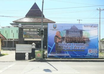 Spanduk pengumuman Pemilihan Duta Literasi Rembang 2025 di depan Perpustakaan Umum Kabupaten Rembang, Rabu, 4 Juni 2025. (Vicky Rio/Lingkarjateng.id)
