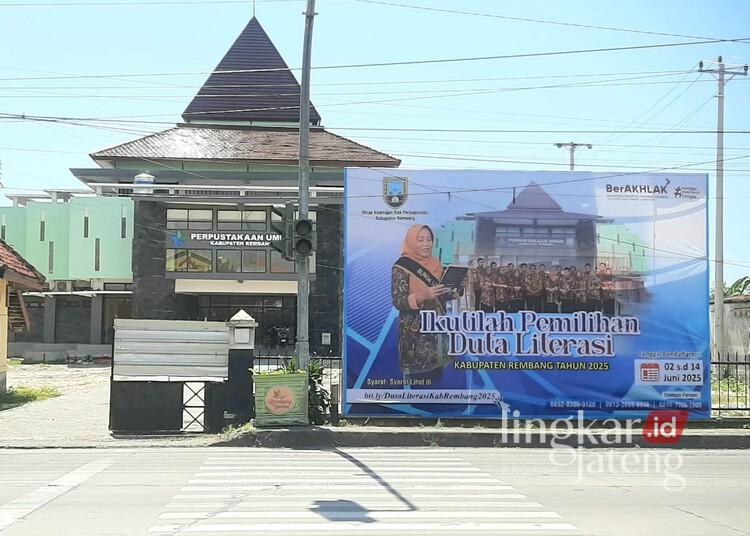 Pemilihan Duta Literasi Rembang 2025 Resmi Dibuka, Ini Hadiahnya 25 Spanduk pengumuman Pemilihan Duta Literasi Rembang 2025 di depan Perpustakaan Umum Kabupaten Rembang, Rabu, 4 Juni 2025. (Vicky Rio/Lingkarjateng.id)