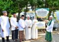 Bupati Pekalongan, Fadia Arafiq, menyerahkan secara simbolis hewan kurban dari Presiden RI Prabowo Subianto kepada Takmir Masjid Agung Al-Muhtaram, Jumat, 6 Juni 2025. (Fahri Akbar/Lingkarjateng.id)