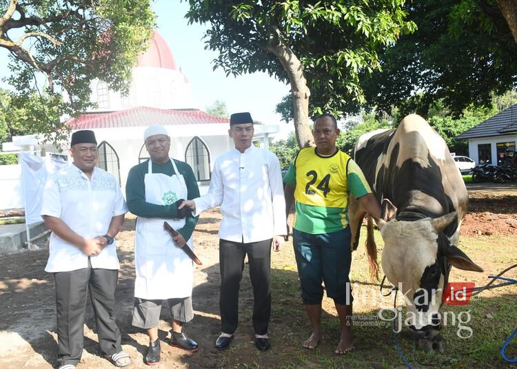 Pangdam IV/Diponegoro Mayjen TNI Deddy Suryadi saat menyerahkan hewan kurban di Makodam IV Diponegoro, Semarang, Jumat, 6 Juni 2025. (Dok. HMS/Lingkarjateng.id)