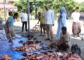 Kapolres Kendal AKBP Hendry Susanto Sianipar saat meninjau persiapan pendistribusian daging kurban di Mapolres Kendal pada Jumat, 6 Juni 2025. (Dok. HMS/Lingkarjateng.id)