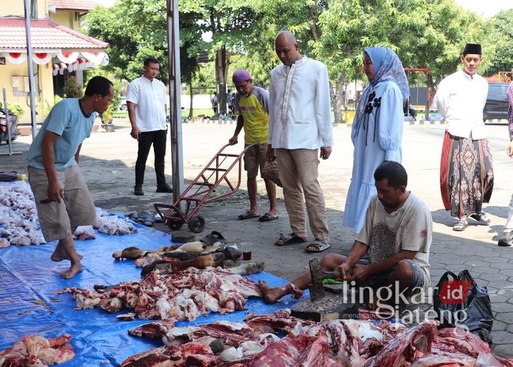 Kapolres Kendal AKBP Hendry Susanto Sianipar saat meninjau persiapan pendistribusian daging kurban di Mapolres Kendal pada Jumat, 6 Juni 2025. (Dok. HMS/Lingkarjateng.id)