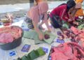 Sejumlah warga membungkus daging kurban dengan daun pisang di komplek Masjid Al-Istiqomah, Ngronggo, Kecamatan Argomulyo, Kota Salatiga, pada Jumat, 6 Juni 2025. (Dok. Prokompim Setda Salatiga/Lingkarjateng.id)