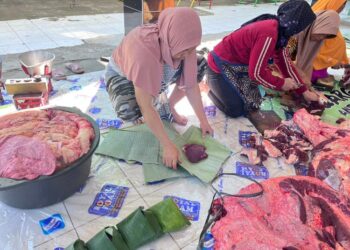 Sejumlah warga membungkus daging kurban dengan daun pisang di komplek Masjid Al-Istiqomah, Ngronggo, Kecamatan Argomulyo, Kota Salatiga, pada Jumat, 6 Juni 2025. (Dok. Prokompim Setda Salatiga/Lingkarjateng.id)