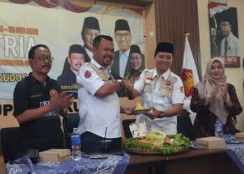 Prosesi pemotongan tumpeng dalam perayaan HUT ke-17 SATRIA di Kantor DPC Partai Gerindra Kudus, Minggu, 8 Juni 2025. (Dok. Lingkarjateng.id)