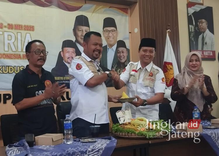 Prosesi pemotongan tumpeng dalam perayaan HUT ke-17 SATRIA di Kantor DPC Partai Gerindra Kudus, Minggu, 8 Juni 2025. (Dok. Lingkarjateng.id)