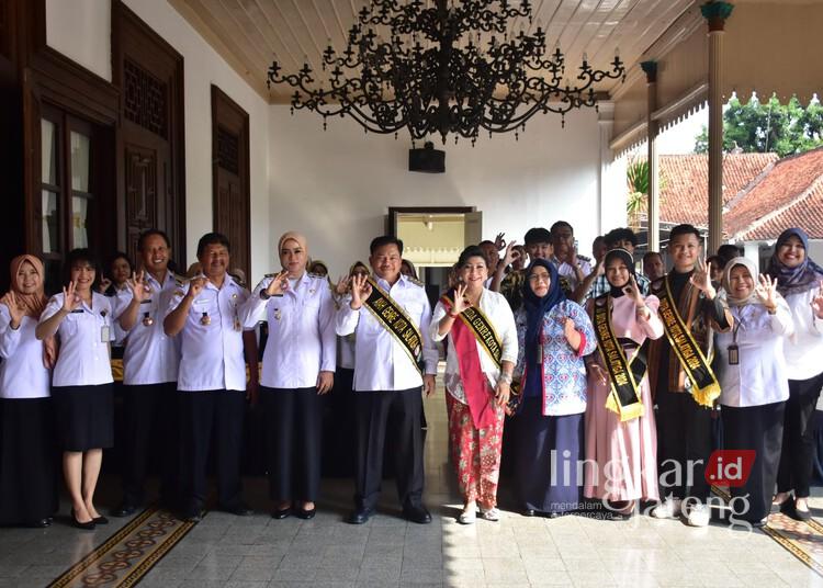 Wali Kota, Salatiga Robby Hernawan, dan Ketua TP PKK, Retno Robby Hernawan, usai dilantik sebagai Ayah dan Bunda Generasi Berencana (GenRe) foto bersama dengan sejumlah pejabat di Rumah Dinas Wali Kota Salatiga, belum lama ini. (Dok. Prokompim Setda Salatiga/Lingkarjateng.id)