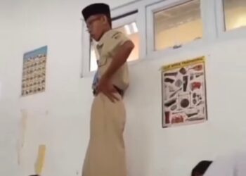 Seorang oknum guru di salah satu SMP negeri di Kecamatan Karangawen, Kabupaten Demak, terekam menendang kepala siswa. (Tangkapan layar Instagram @tkpdemak.id/Lingkarjateng.id)
