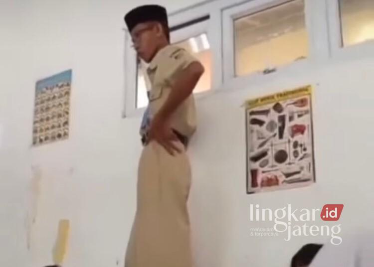 Seorang oknum guru di salah satu SMP negeri di Kecamatan Karangawen, Kabupaten Demak, terekam menendang kepala siswa. (Tangkapan layar Instagram @tkpdemak.id/Lingkarjateng.id)
