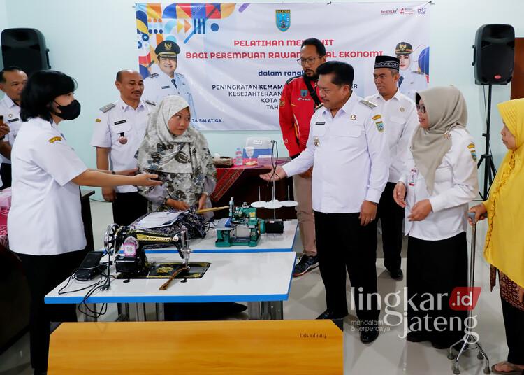 Wali Kota Salatiga, Robby Hernawan, berdialog dengan peserta pelatihan keterampilan bagi Perempuan Rawan Sosial Ekonomi (PRSE) di Balai Latihan Kerja Karang Kepoh, Tegalrejo, Argomulyo, Rabu, 11 Juni 2025. (Dok. Prokompim Setda Salatiga/Lingkarjateng.id)