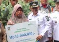 Bupati Semarang, Ngesti Nugraha, saat menyerahkan uang santunan kematian secara simbolis kepada keluarga anggota Satlinmas di Kantor Satpol PP dan Damkar Kabupaten Semarang pada Rabu, 11 Juni 2025. (Dok. Satlinmas Kab. Semarang/Lingkarjateng.id)