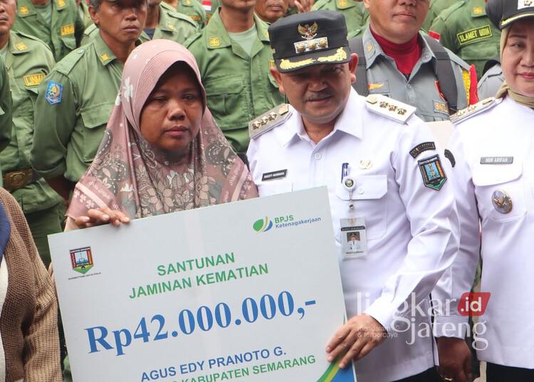 Bupati Semarang, Ngesti Nugraha, saat menyerahkan uang santunan kematian secara simbolis kepada keluarga anggota Satlinmas di Kantor Satpol PP dan Damkar Kabupaten Semarang pada Rabu, 11 Juni 2025. (Dok. Satlinmas Kab. Semarang/Lingkarjateng.id)