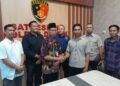 Oknum guru SMPN 1 Karangawen yang menendang siswa berdamai dengan pihak keluarga korban usai mediasi di Mapolres Demak pada Kamis, 12 Juni 2025. (M. Burhanuddin Aslam/Lingkarjateng.id)