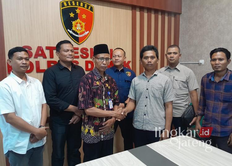 Oknum guru SMPN 1 Karangawen yang menendang siswa berdamai dengan pihak keluarga korban usai mediasi di Mapolres Demak pada Kamis, 12 Juni 2025. (M. Burhanuddin Aslam/Lingkarjateng.id)