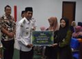 Wakil Bupati Demak, Muhammad Badruddin, menyerahkan bantuan insentif secara simbolis kepada penghafal al-quran bertempat di Ballroom Wakil Bupati Demak pada Rabu, 11 Juni 2025. (M. Burhanuddin Aslam/Lingkarjateng.id)